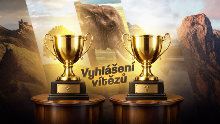 Vyhlášení vítězů měsíční soutěže - dva zlaté poháry s otazníky na podstavcích